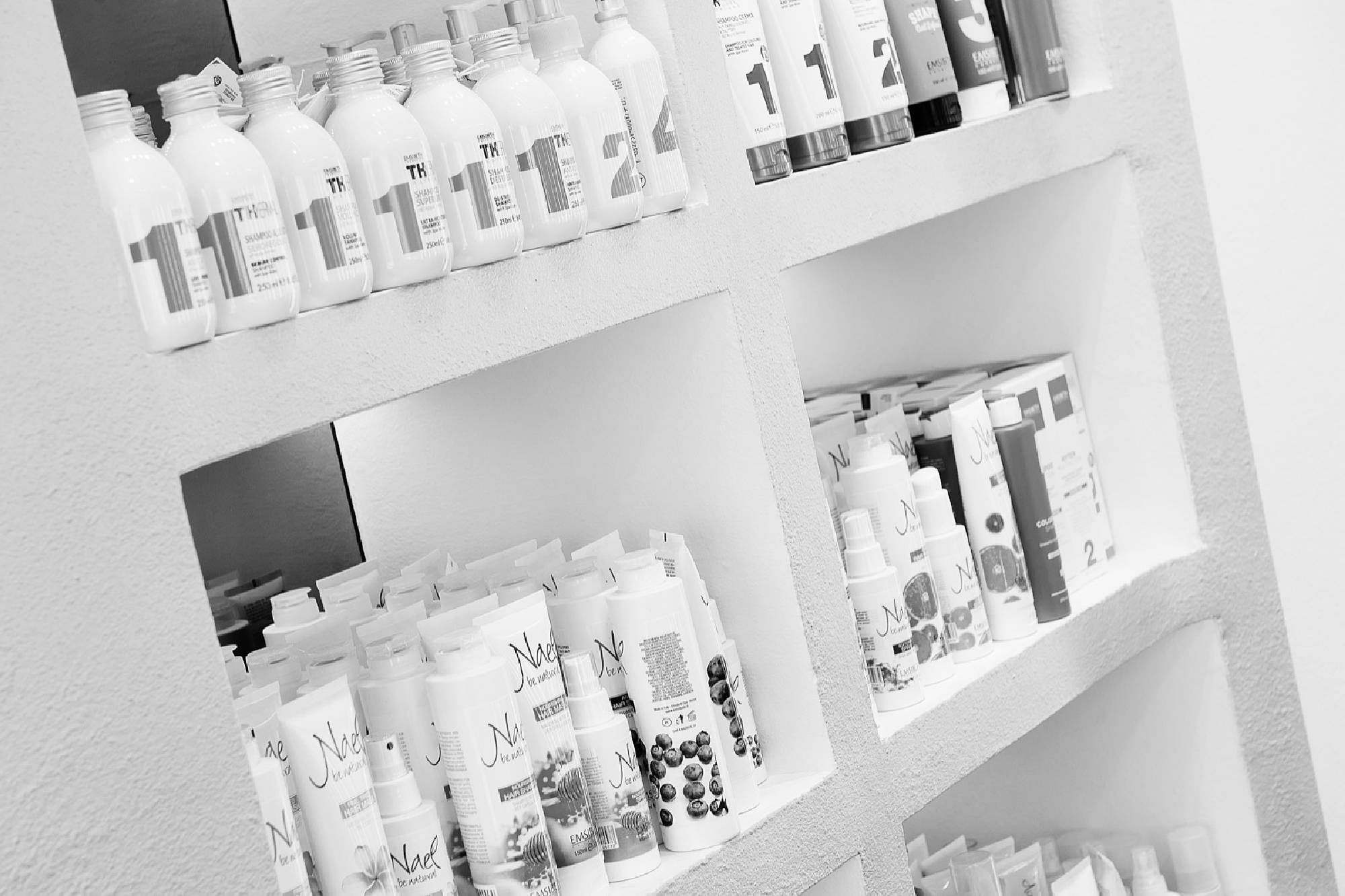 Pflegeprodukte im Regal